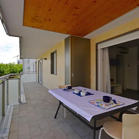 Beachside Flat With Spacious Balcony Apartment *