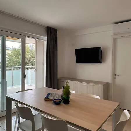 Beachside Flat With Spacious Balcony
