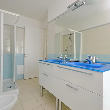 Beachside Flat With Spacious Balcony *