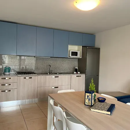Beachside Flat With Spacious Balcony *