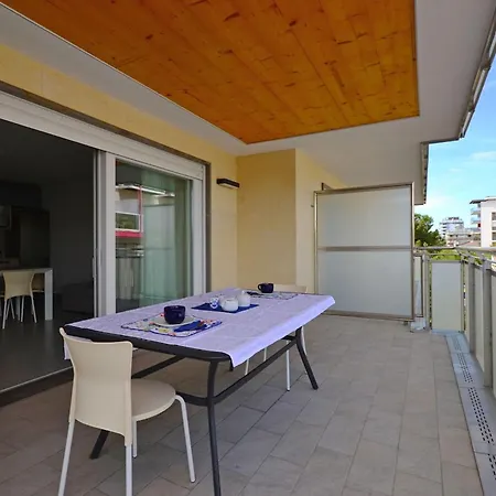 Beachside Flat With Spacious Balcony *