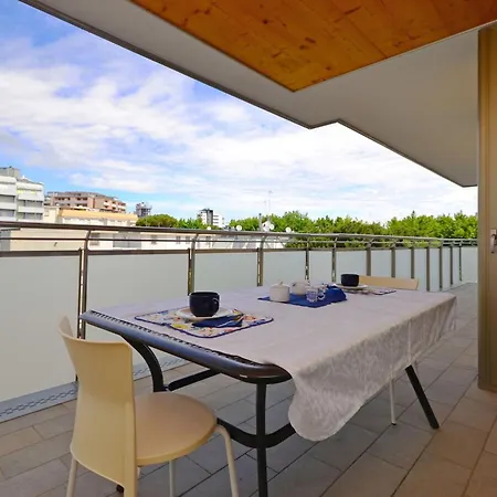 Beachside Flat With Spacious Balcony *