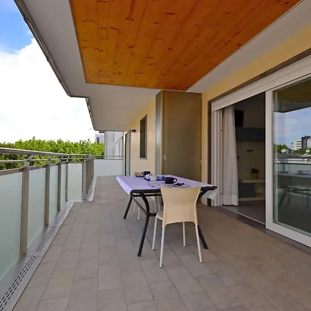 Beachside Flat With Spacious Balcony