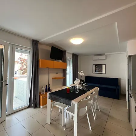 Beachside Flat With Spacious Balcony *